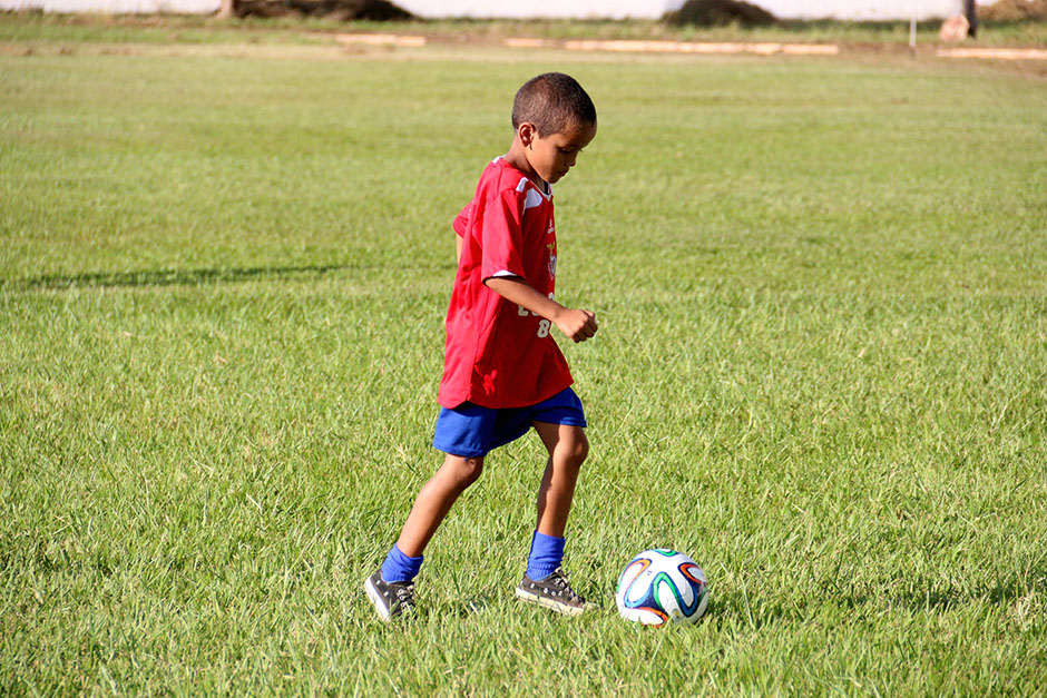 Escolinha de futebol ensina a arte dos campos gratuitamente em Bonito