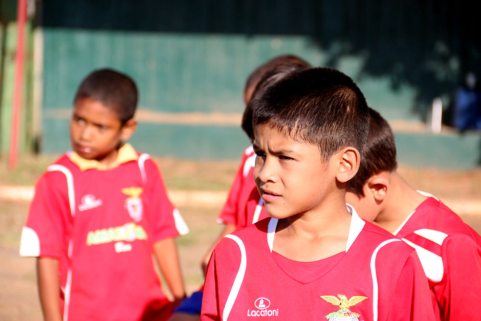 Escolinha de futebol ensina a arte dos campos gratuitamente em Bonito