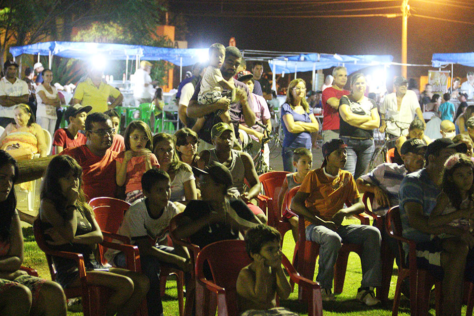 Sessão de cinema em bairro diverte público em praça na Marambaia