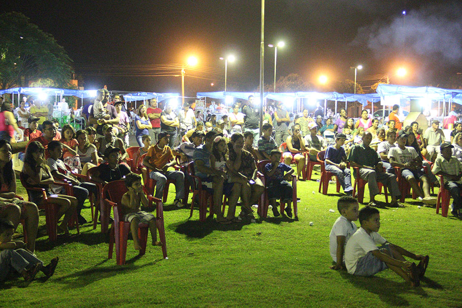 Sessão de cinema em bairro diverte público em praça na Marambaia