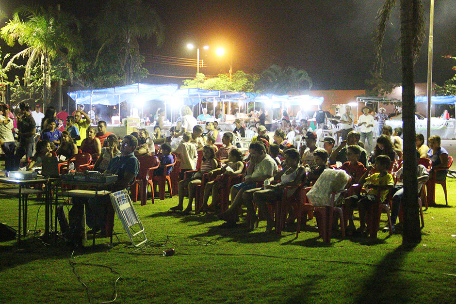 Sessão de cinema em bairro diverte público em praça na Marambaia