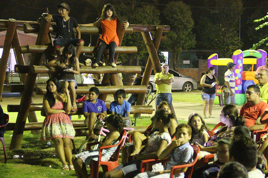Sessão de cinema em bairro diverte público em praça na Marambaia