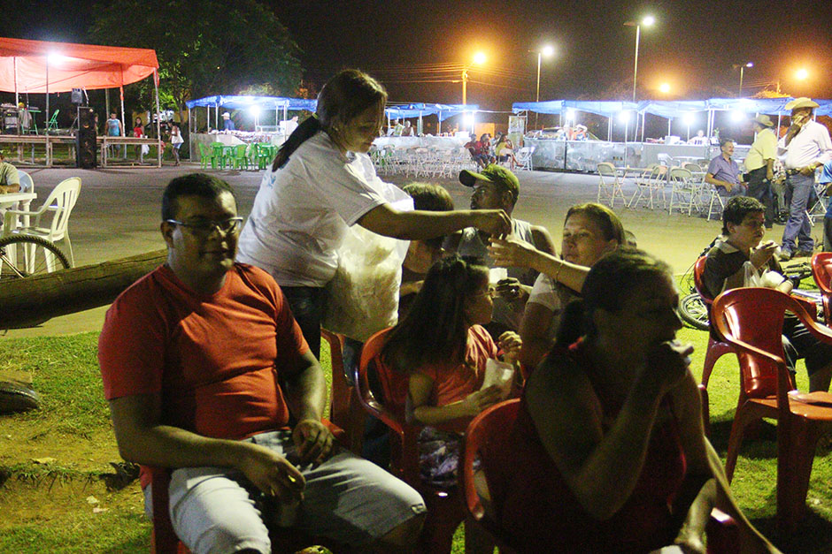 Sessão de cinema em bairro diverte público em praça na Marambaia