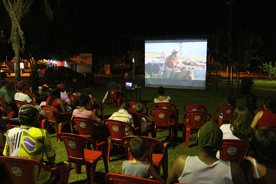 Sessão de cinema em bairro diverte público em praça na Marambaia