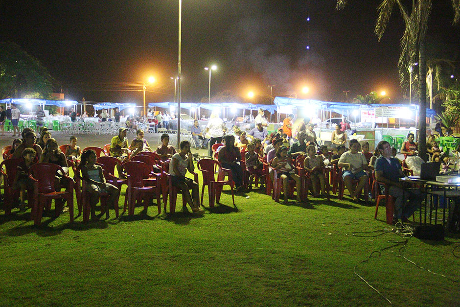 Sessão de cinema em bairro diverte público em praça na Marambaia
