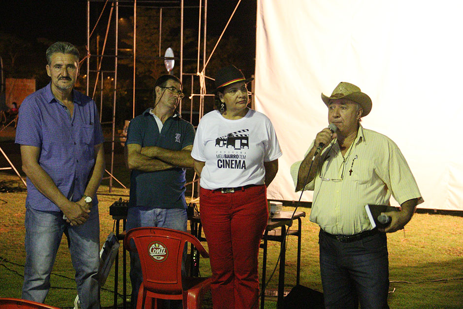 Sessão de cinema em bairro diverte público em praça na Marambaia