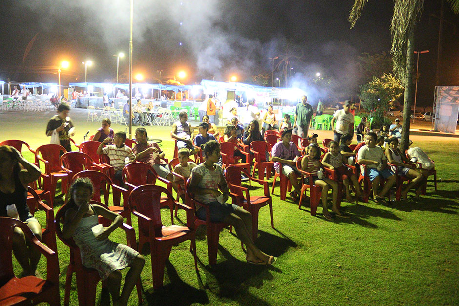 Sessão de cinema em bairro diverte público em praça na Marambaia