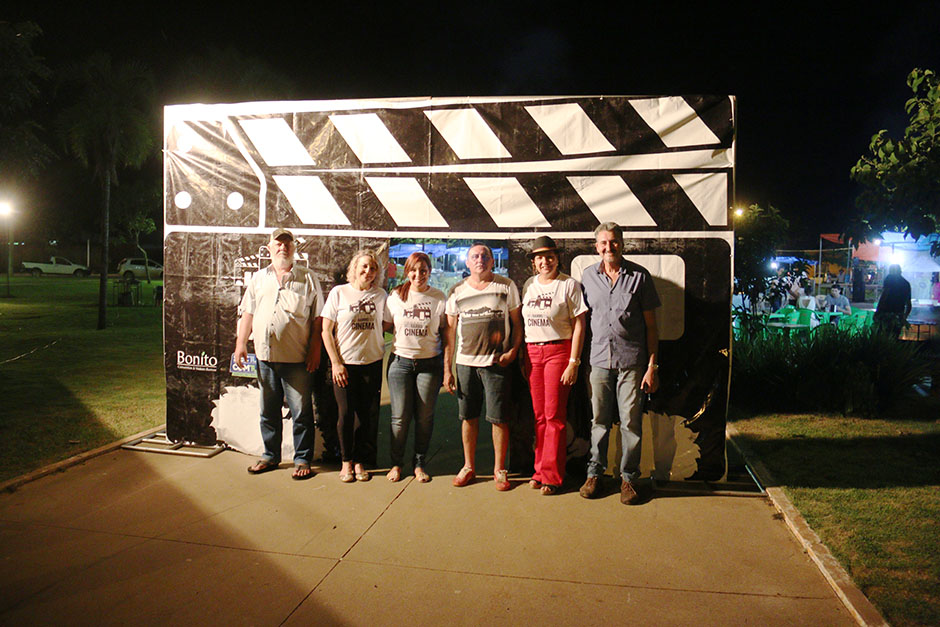 Sessão de cinema em bairro diverte público em praça na Marambaia