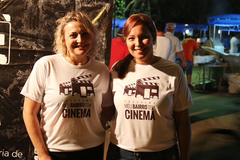 Sessão de cinema em bairro diverte público em praça na Marambaia