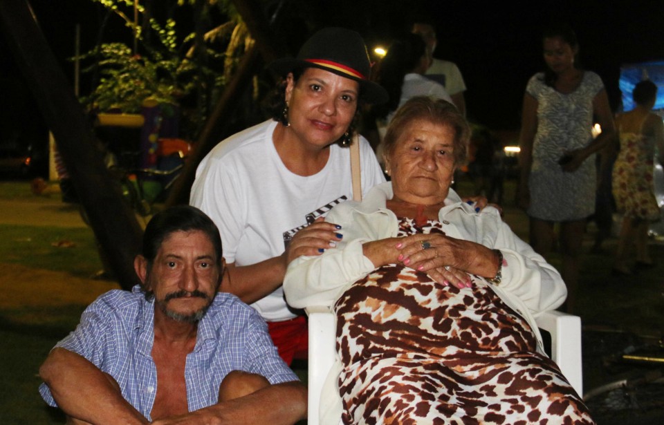 Sessão de cinema em bairro diverte público em praça na Marambaia
