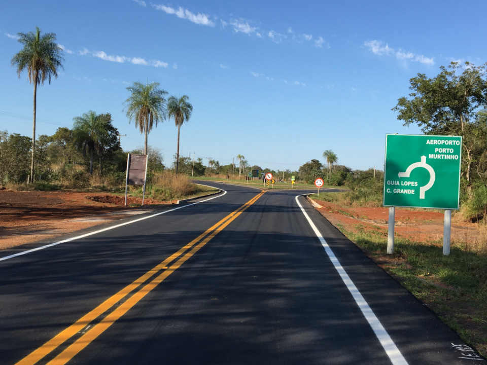 Ciclovia da cidade ao balneário recebe camada de asfalto