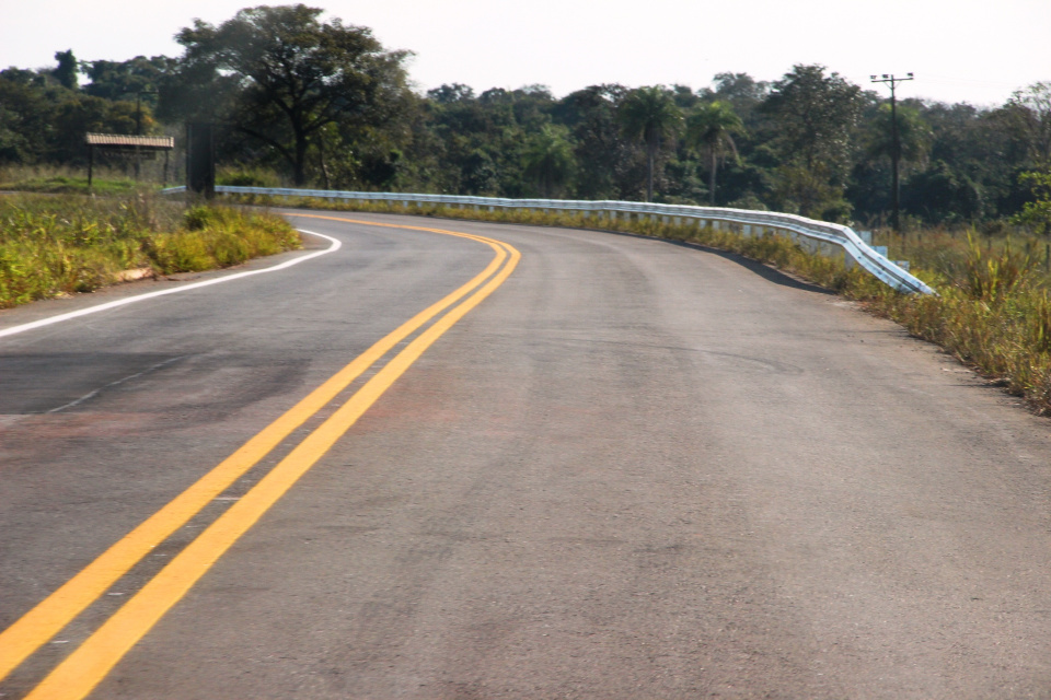 Ciclovia da cidade ao balneário recebe camada de asfalto