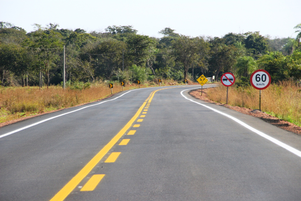 Ciclovia da cidade ao balneário recebe camada de asfalto
