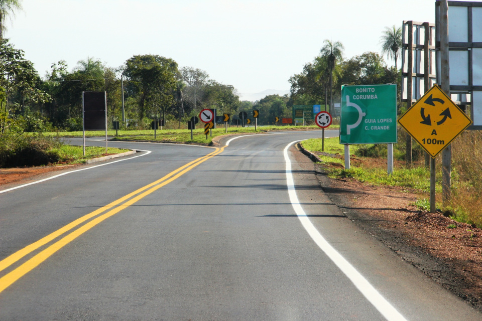 Ciclovia da cidade ao balneário recebe camada de asfalto