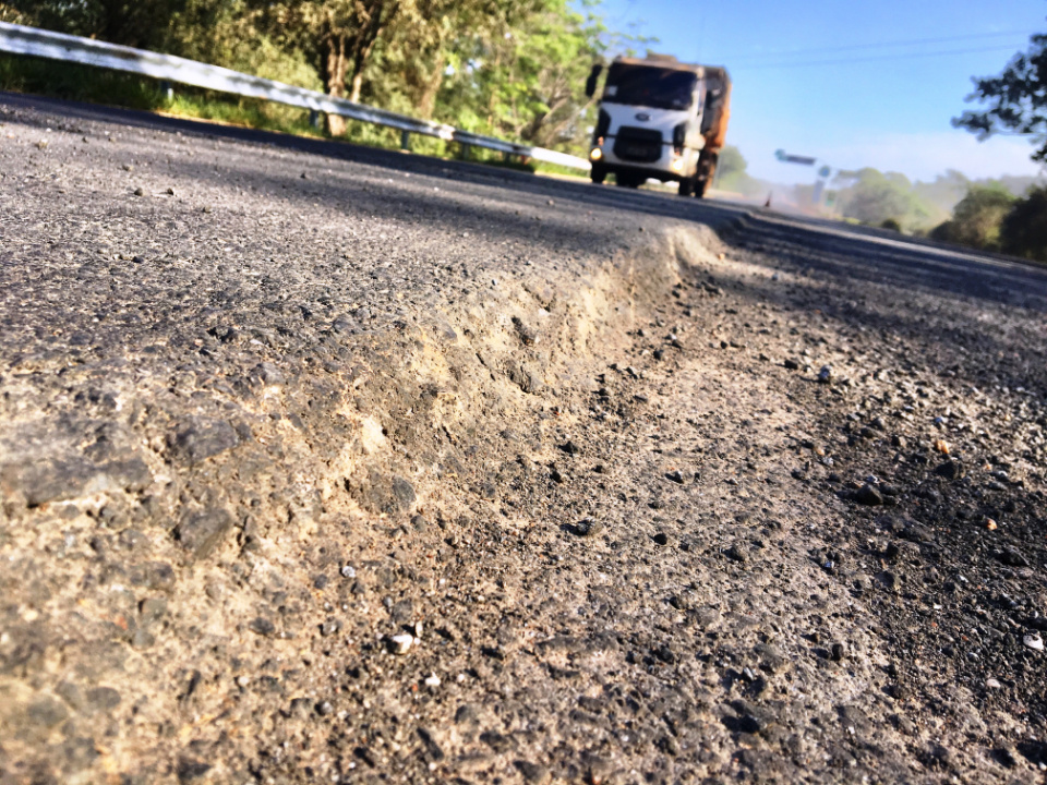 Ciclovia da cidade ao balneário recebe camada de asfalto