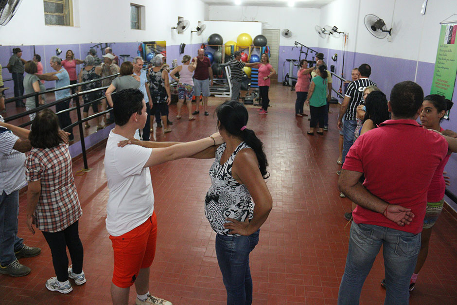Oficina de dança de salão ensina ritmos clássicos a 15 casais de Bonito