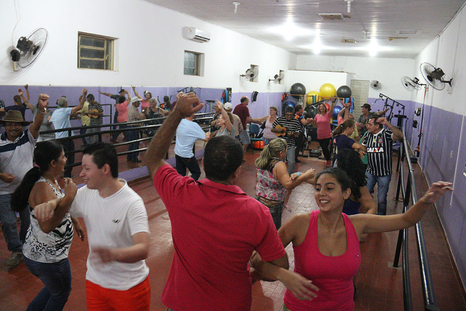 Oficina de dança de salão ensina ritmos clássicos a 15 casais de Bonito