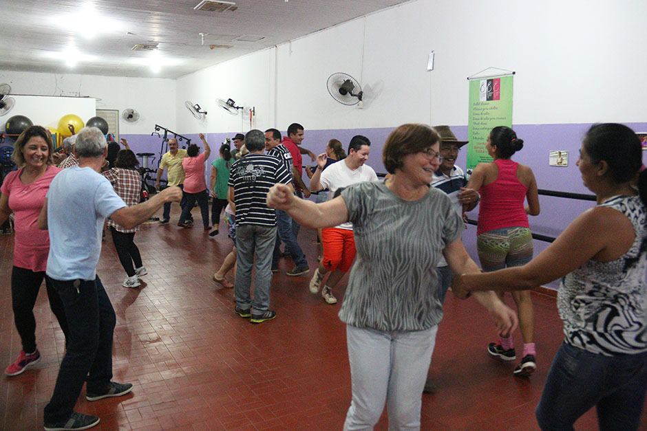 Oficina de dança de salão ensina ritmos clássicos a 15 casais de Bonito