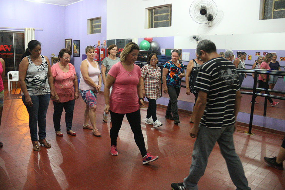 Oficina de dança de salão ensina ritmos clássicos a 15 casais de Bonito
