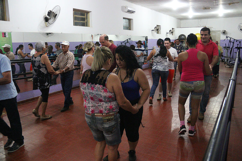 Oficina de dança de salão ensina ritmos clássicos a 15 casais de Bonito