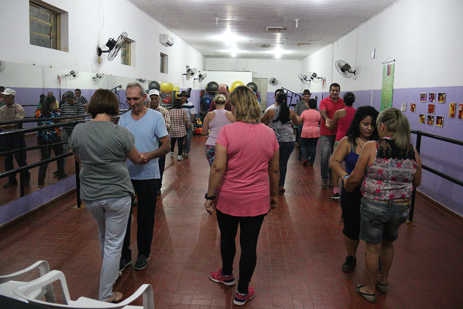 Oficina de dança de salão ensina ritmos clássicos a 15 casais de Bonito