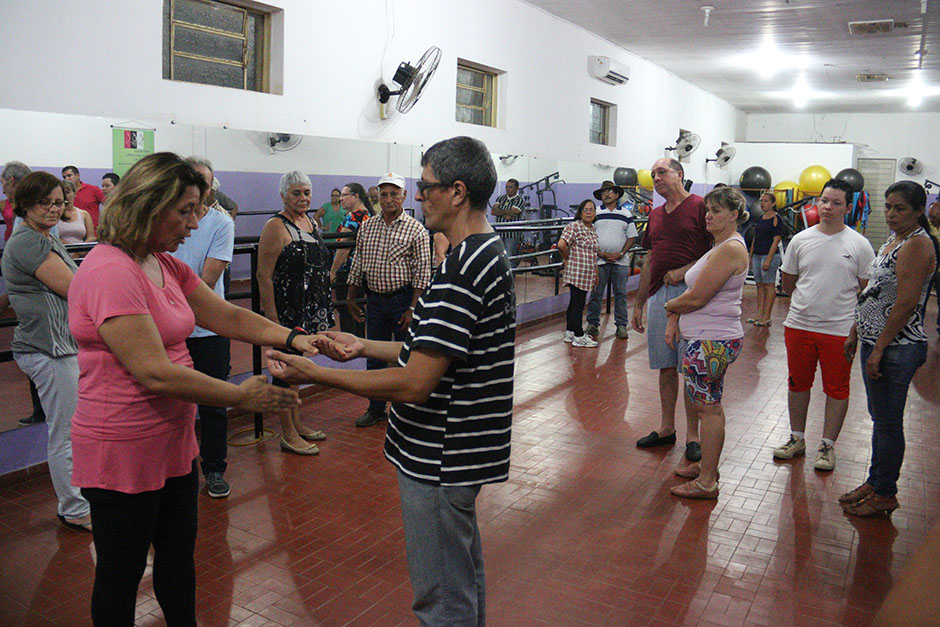 Oficina de dança de salão ensina ritmos clássicos a 15 casais de Bonito