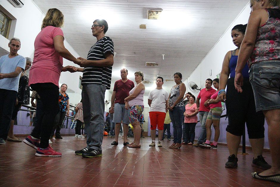 Oficina de dança de salão ensina ritmos clássicos a 15 casais de Bonito