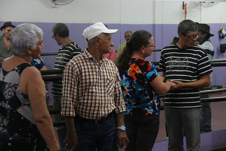 Oficina de dança de salão ensina ritmos clássicos a 15 casais de Bonito