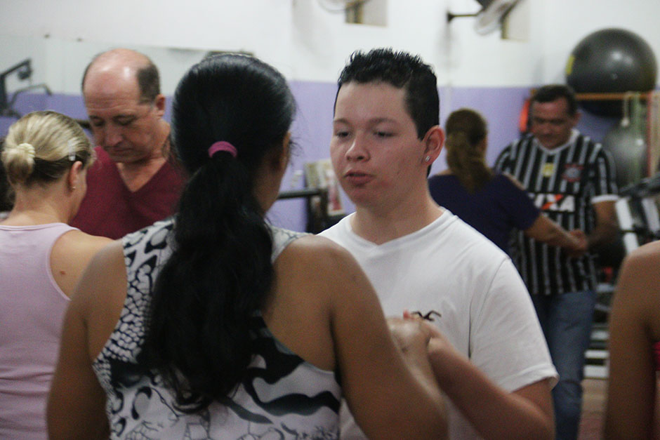 Oficina de dança de salão ensina ritmos clássicos a 15 casais de Bonito