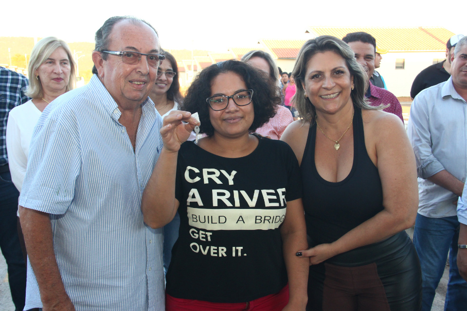 Agehab e prefeitura entregam Residencial Lago Azul/Etapa I