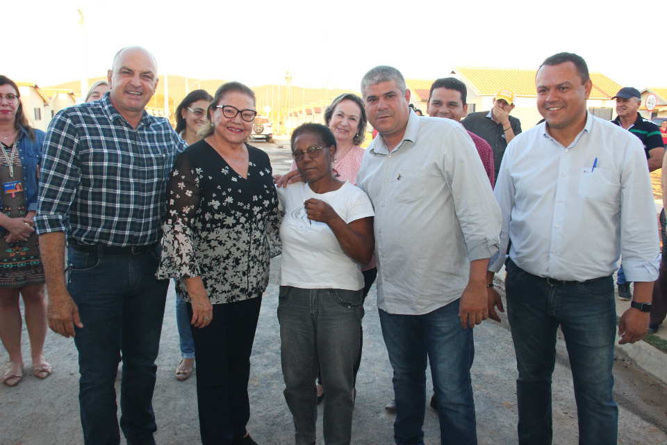 Agehab e prefeitura entregam Residencial Lago Azul/Etapa I