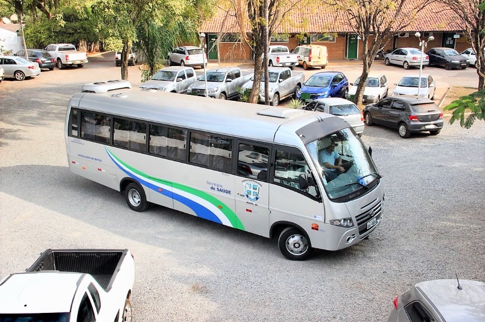 Prefeito realiza entrega de camionete e micro-ônibus novos