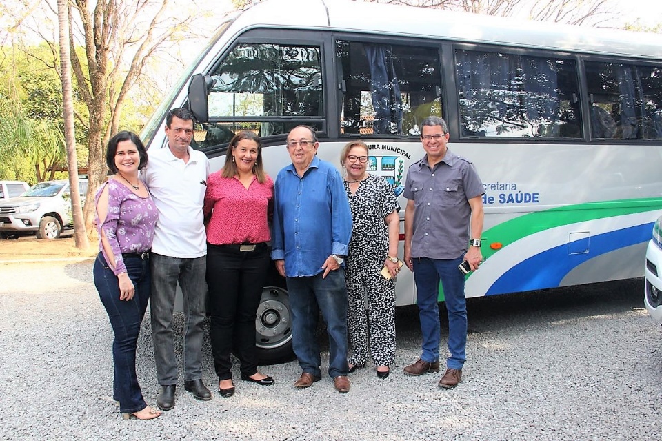 Prefeito realiza entrega de camionete e micro-ônibus novos