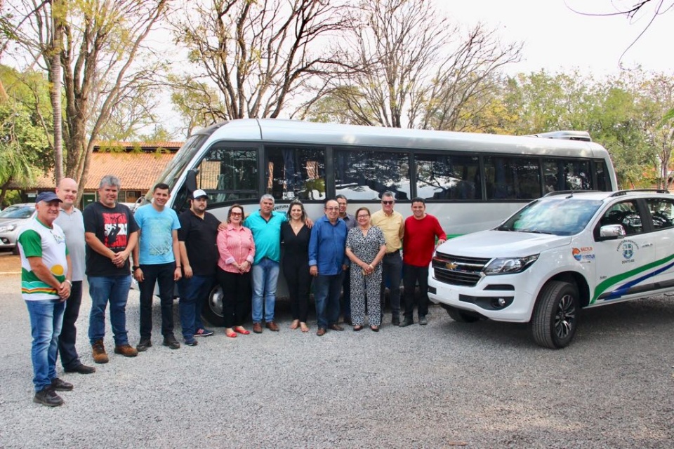 Prefeito realiza entrega de camionete e micro-ônibus novos