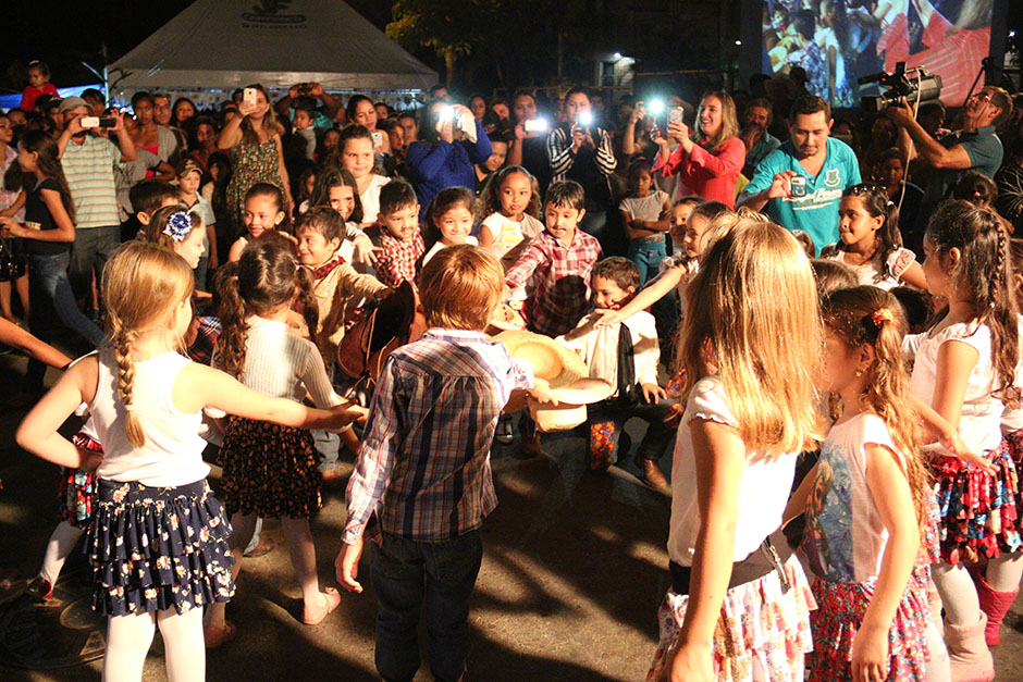 A 2ª noite do “Arraiá Sustentável da Capital do Ecoturismo” foi de muita alegria e animação.
