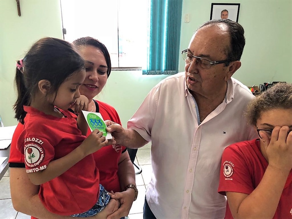 Prefeito recebe visita de dirigentes e alunos da Pestalozzi