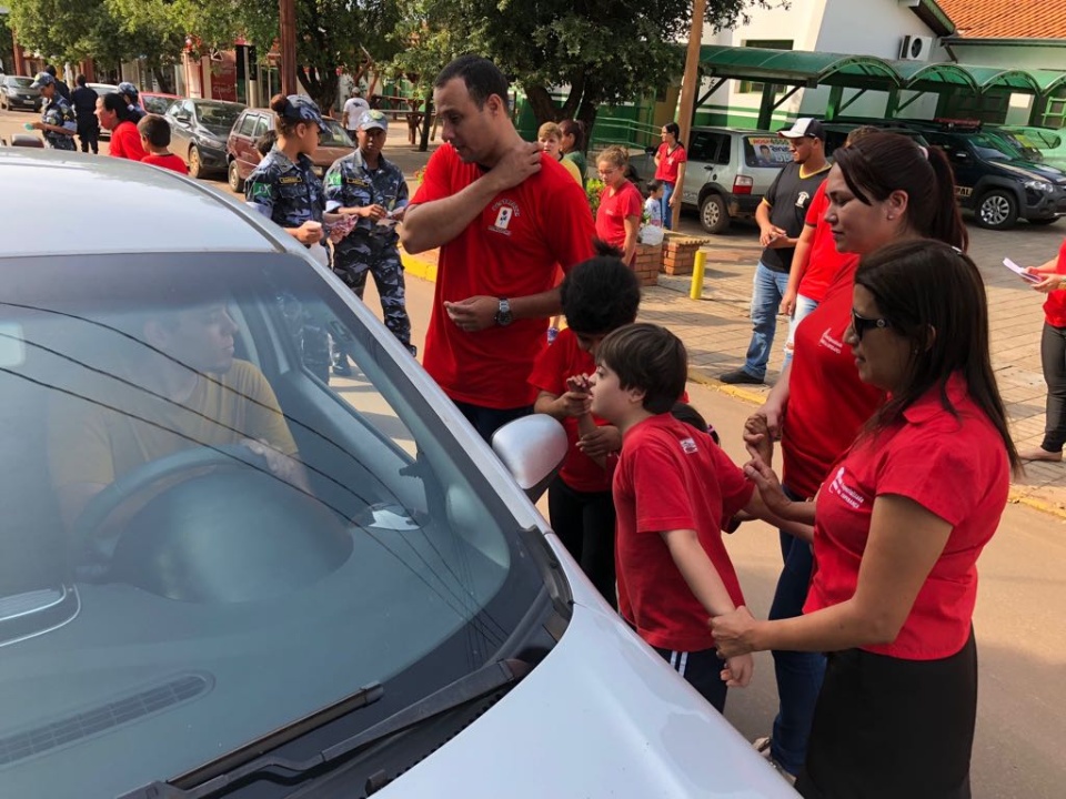 Prefeito recebe visita de dirigentes e alunos da Pestalozzi