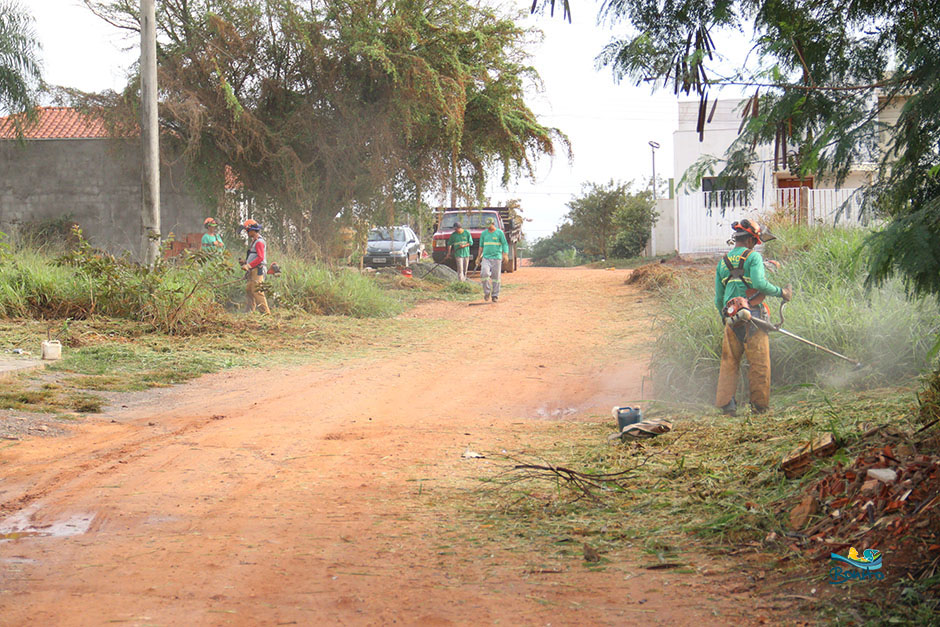 Prefeitura Inicia Ação de Limpeza em Bairros da Cidade