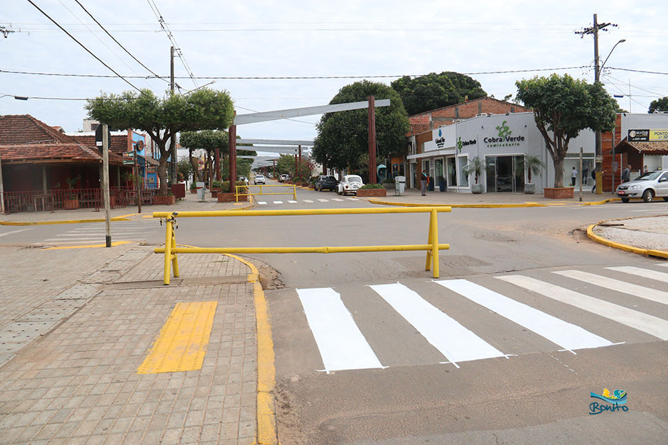 Prefeitura reforça pintura de meio-fio e de sinalização nas vias públicas