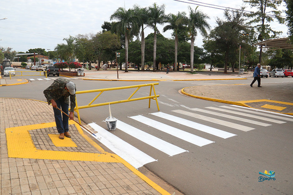 Prefeitura reforça pintura de meio-fio e de sinalização nas vias públicas