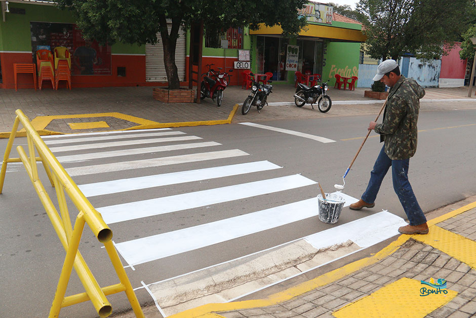 Prefeitura reforça pintura de meio-fio e de sinalização nas vias públicas