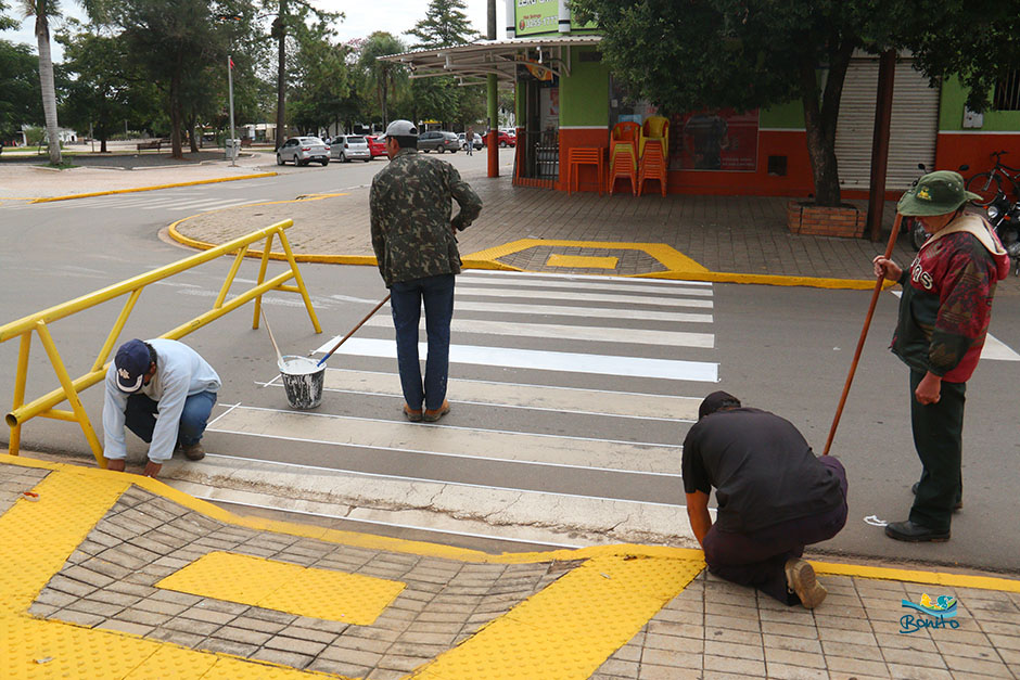 Prefeitura reforça pintura de meio-fio e de sinalização nas vias públicas