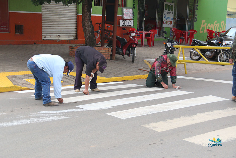 Prefeitura reforça pintura de meio-fio e de sinalização nas vias públicas