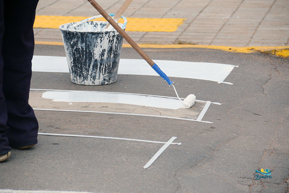 Prefeitura reforça pintura de meio-fio e de sinalização nas vias públicas