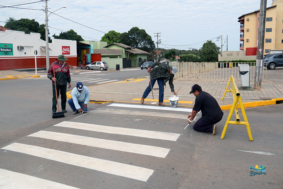 Prefeitura reforça pintura de meio-fio e de sinalização nas vias públicas