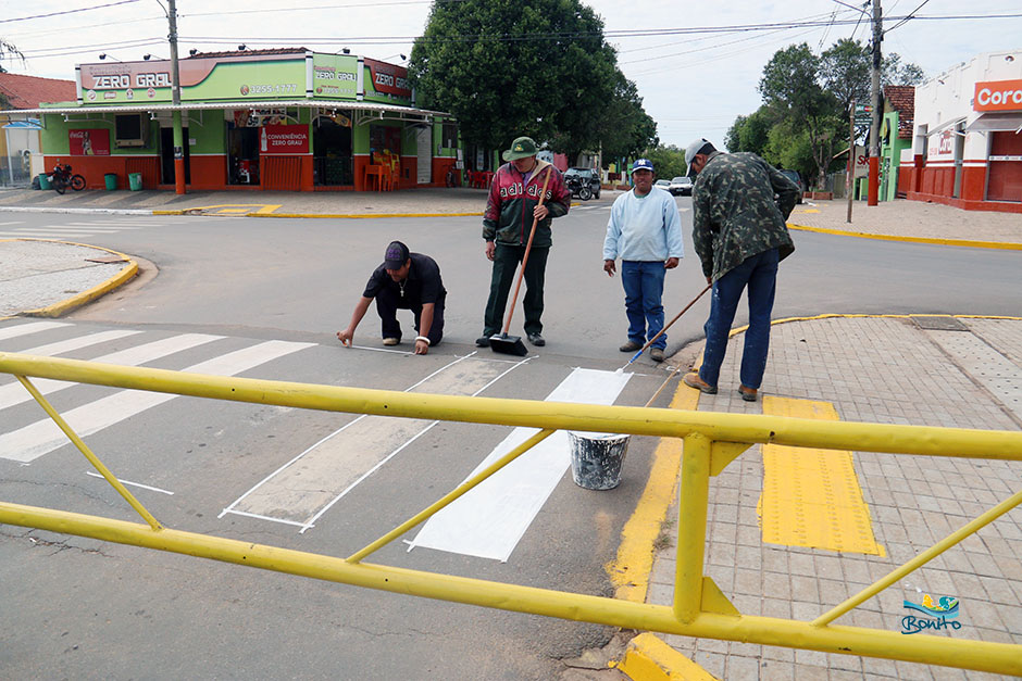 Prefeitura reforça pintura de meio-fio e de sinalização nas vias públicas
