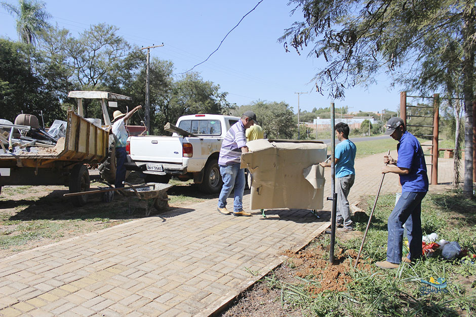 Prefeitura Faz Troca de Lixeiras em Pista de Caminhada