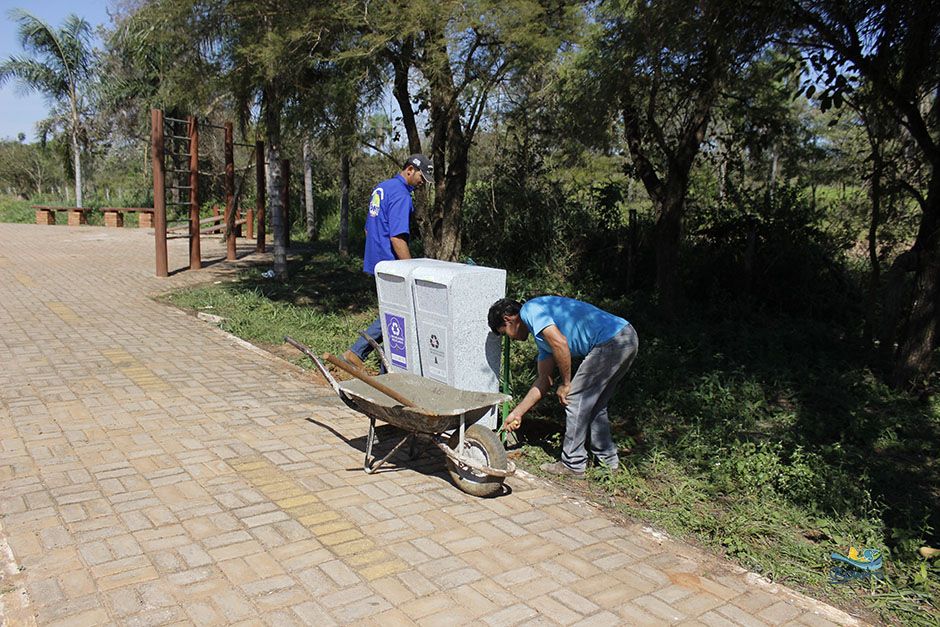 Prefeitura Faz Troca de Lixeiras em Pista de Caminhada