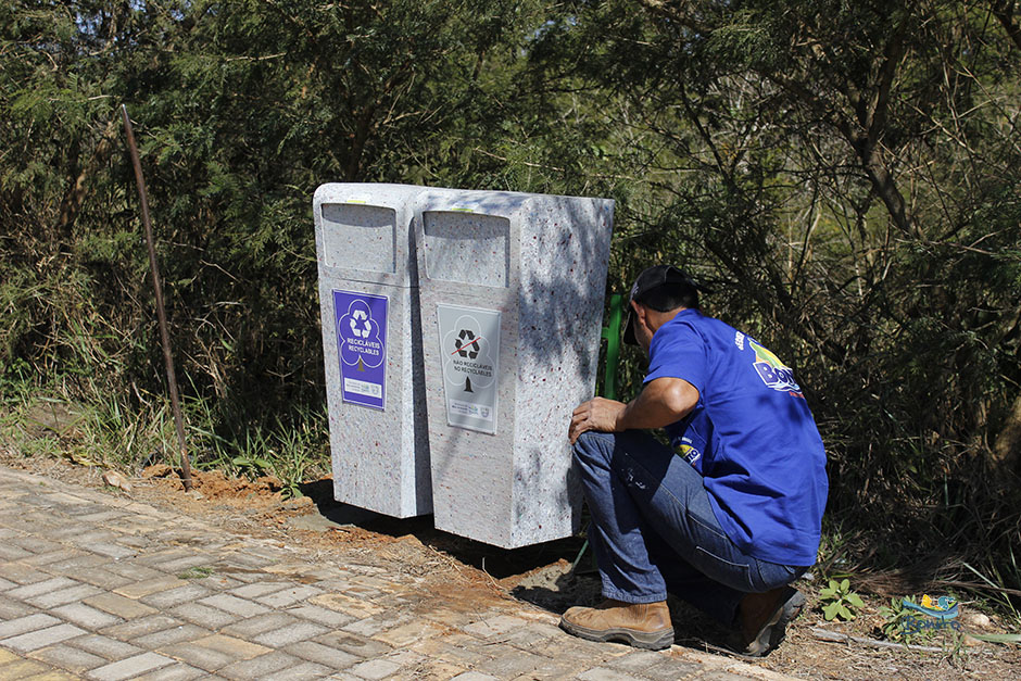 Prefeitura Faz Troca de Lixeiras em Pista de Caminhada