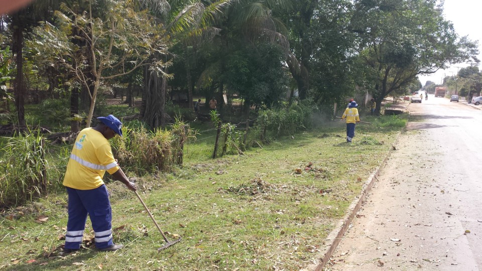Prefeitura continua limpando a cidade